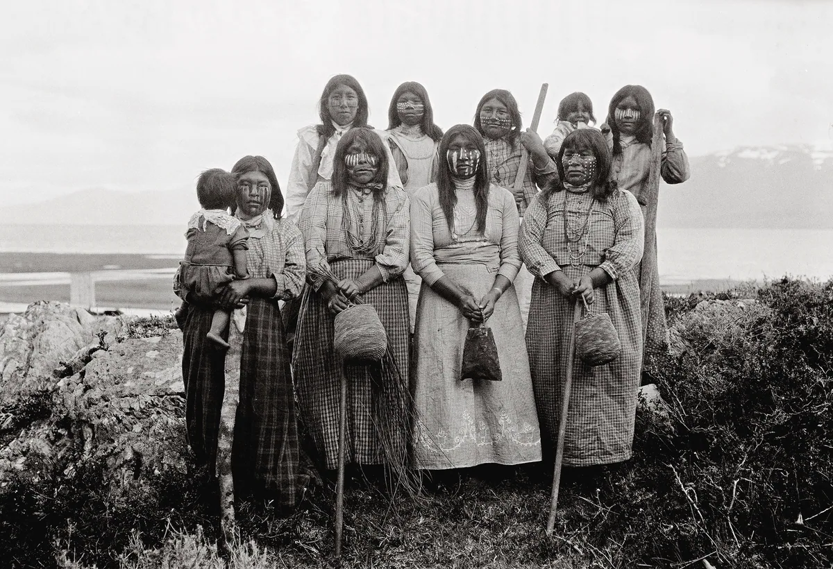 Imagen de la exposición FUEGUINOS. Imaginarios visuales de las tierras australes. Fotografías de Tierra del Fuego de los siglos XIX y XX